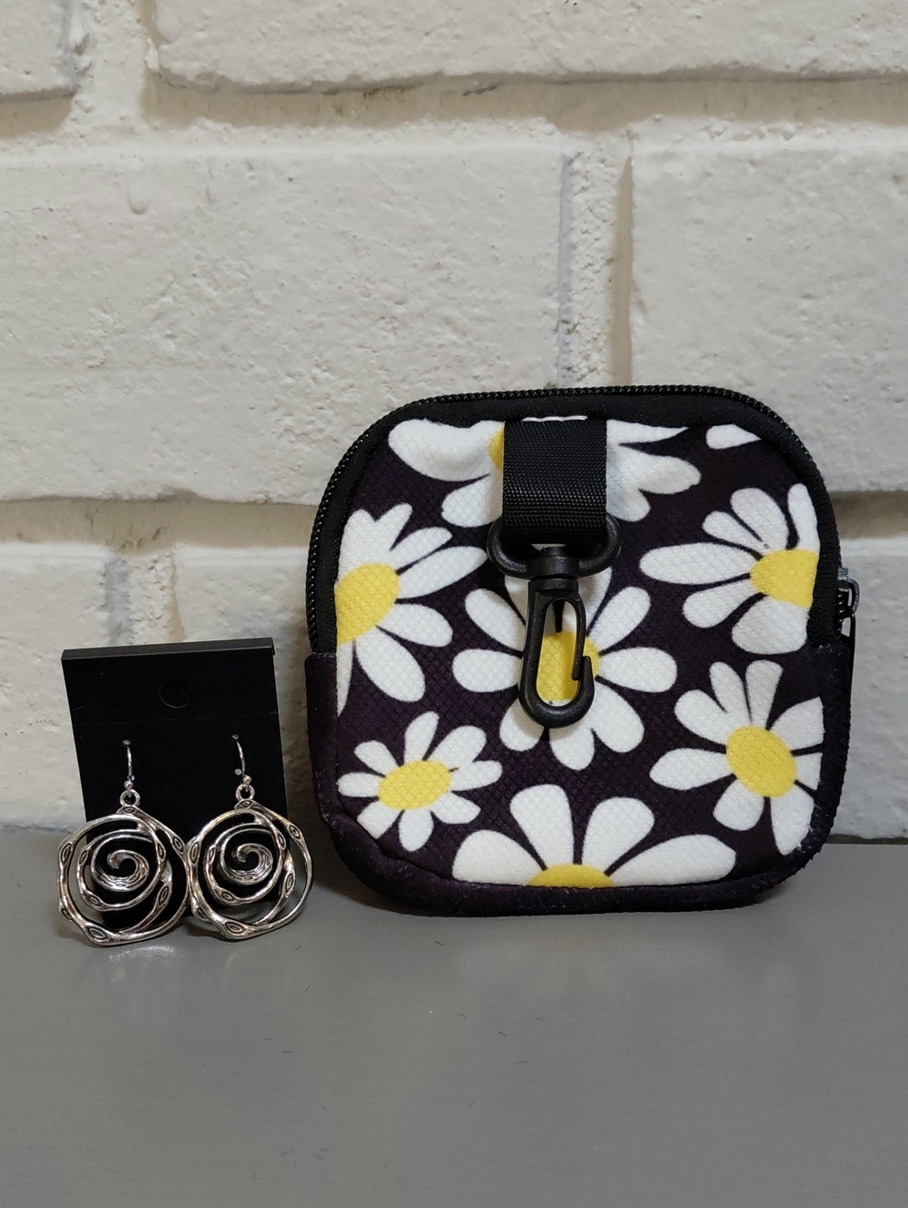 Floral Daisy Storage Clip-on Pouch & Silver Tone Swirl Earrings. New!